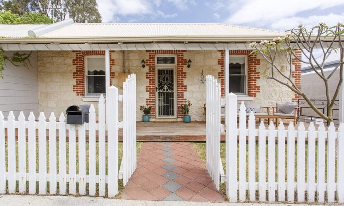 South Fremantle House | Charming Charles -Pet friendly near cafes and beaches