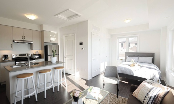 Markham Apartment | 🌟 Charming Coach House with Stunning Pond Views in Markham 🌅 🌊