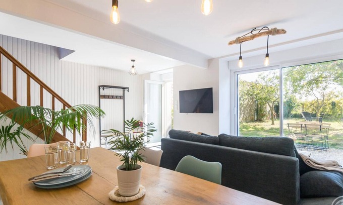 Lingreville Cottage | "Charming Coastal Retreat: Modern Amenities, Enclosed Garden, Close to Beach, Pet-Friendly"
