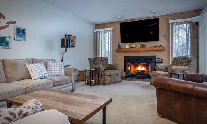 Harbor Springs Condo | Charming Condo for Sun or SnownNear Lake Michigan & Ski Resortsn3 King, 1 Queen
