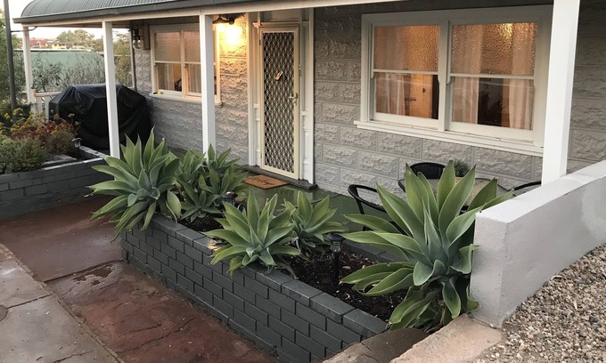 Broken Hill Cottage | 🏡 Charming Cosy Cottage IN Quiet North Location - Family, PET & Work Friendly
