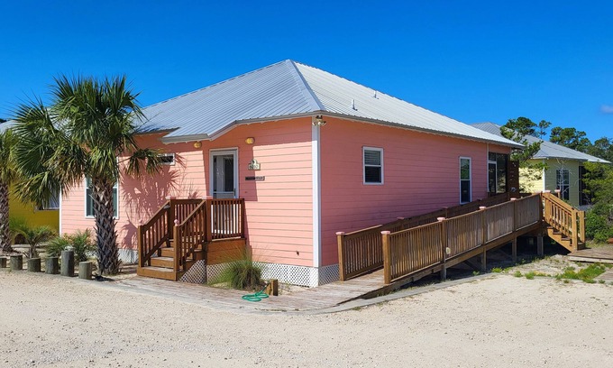 Fort Morgan House | Charming Cottage at Peaceful Fort Morgan+Pool+Near the beach+ Sleeps up to 10!