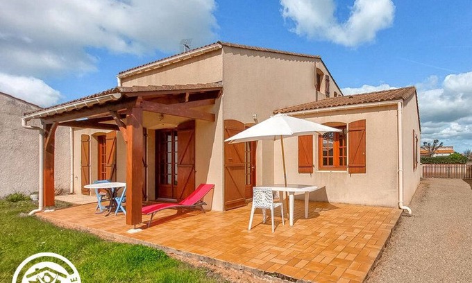 Jard-sur-Mer Cottage | Charming cottage for 6 in Jard-sur-Mer, close to beach and Vélodyssée