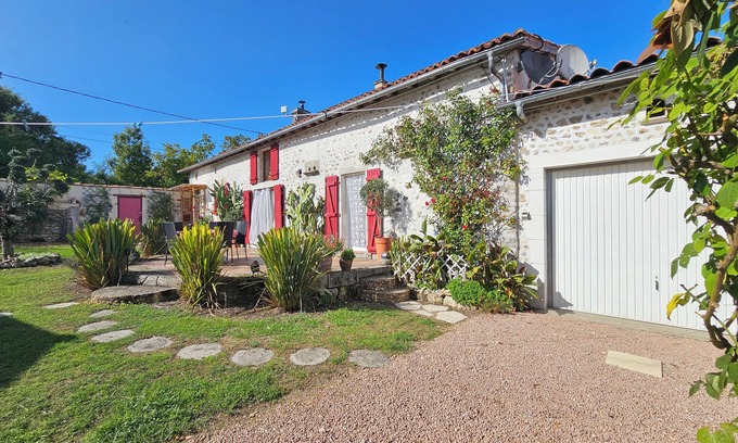 Saint-Maigrin Cottage | 🌿 Charming Cottage & Gîte Annex – Private Pool in Sunny Charente Maritime