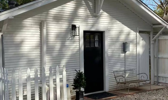 Sayles Blvd. Area Apartment | Charming cottage in beautiful historic Abilene neighborhood with AC, WiFi