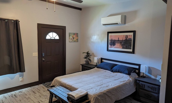 Midtown Cottage | Charming cottage in enchanting Savannah with WiFi, AC