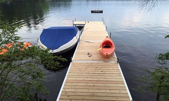 Raymond House | Charming Cottage on Quiet and Scenic Raymond Pond
