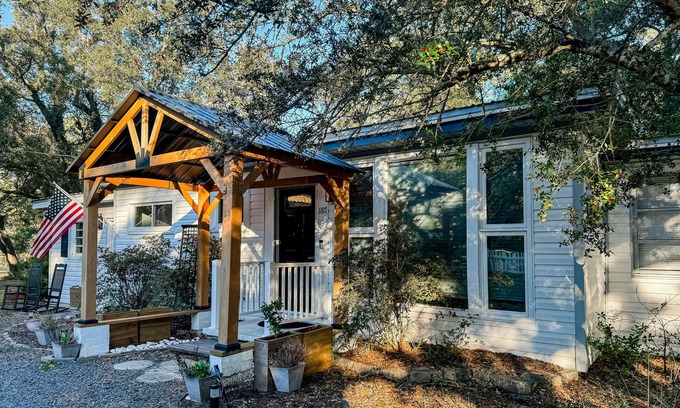 Shallotte House | Charming cottage on Saucepan Creek near Ocean Isle beaches with hot tub