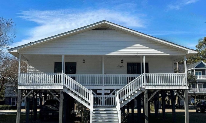 Surfside Beach Cottage | Charming cottage in beautiful Surfside Beach! 1 Block from the beach!