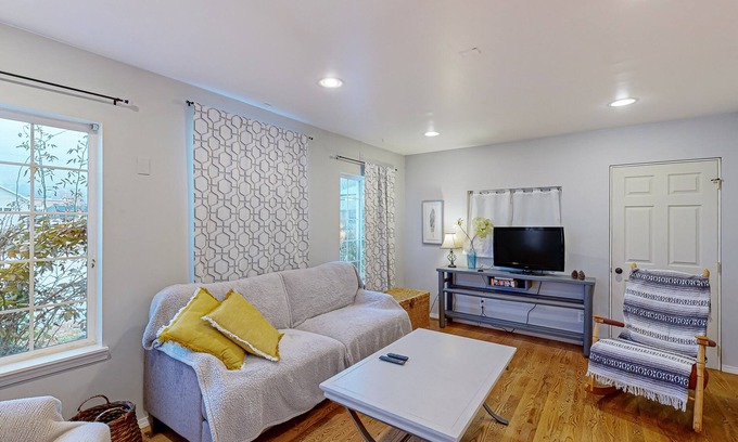 Polson House | Charming cottage, walking distance to Flathead Lake with WiFi, washer/dryer