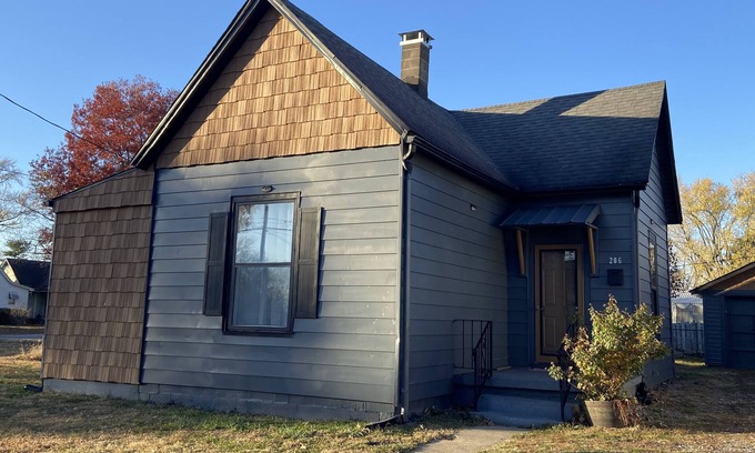 Terre Haute House | Charming cottage within walking distance from Union Hospital