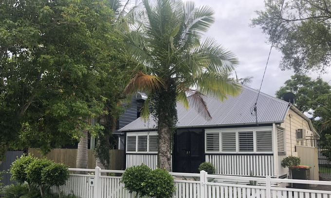 Windsor House | Charming cottage with backyard and close to everything