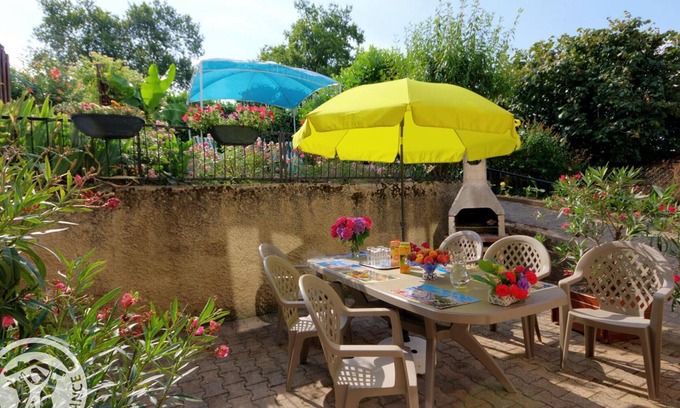 Bussieres Cottage | Charming cottage with garden, WiFi, pets allowed