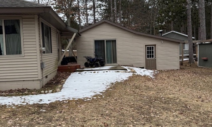 Higgins Lake Cottage | Charming Cottage with AC 2 minute walk from Higgins Lake!