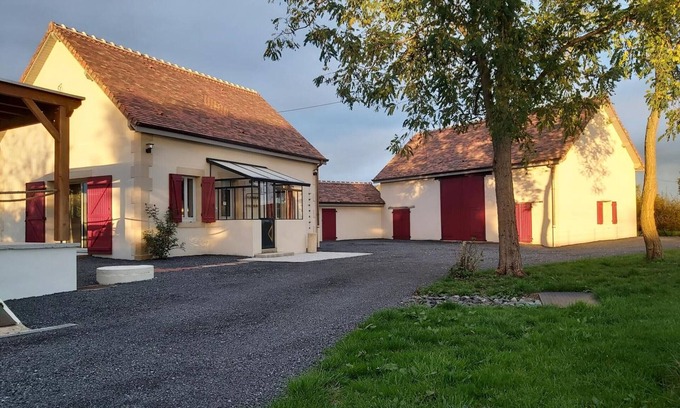 Saligny-sur-Roudon Cottage | Charming Countryside Home with Modern Comforts & Lovely Terrace