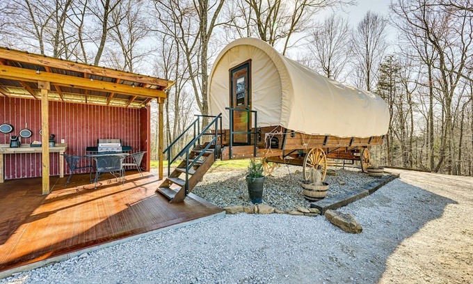 Lindseyville House | Charming Covered Wagon on Live Petting Zoo for Memorable Family Glamping Stays in Brownsville, Kentucky