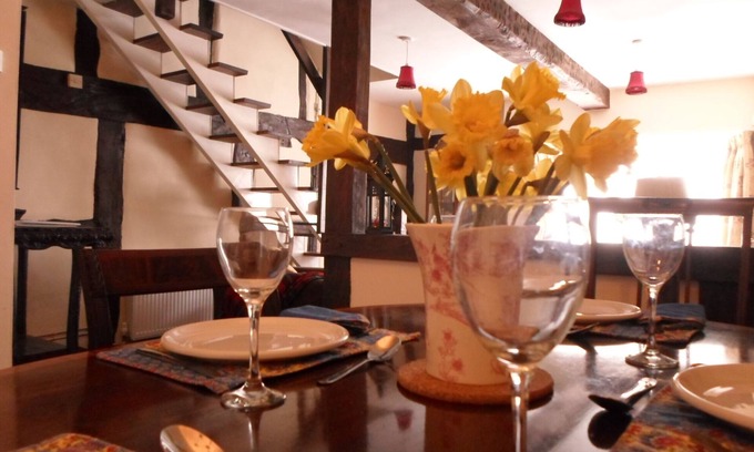 Pershore Cottage | Charming cozy cottage fully updated within walking distance of shops and market