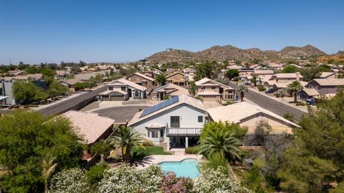 Dave Brown Autumn Hills House | Charming Desert Stay - Fire Pit - Pool - Fast WiFi