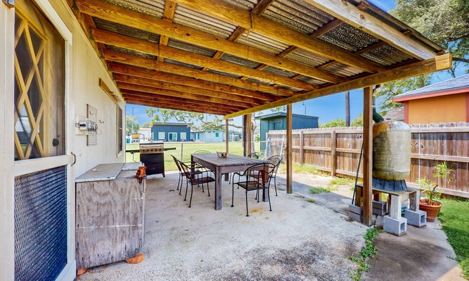Fulton House | Charming duplex with fast WiFi 2 blocks from beach - snowbirds welcome