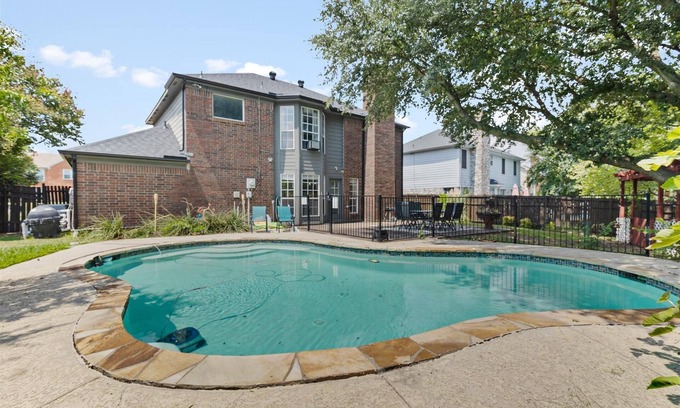 South Arlington House | Charming family home with king bed - private pool - fast wifi - ARCADE