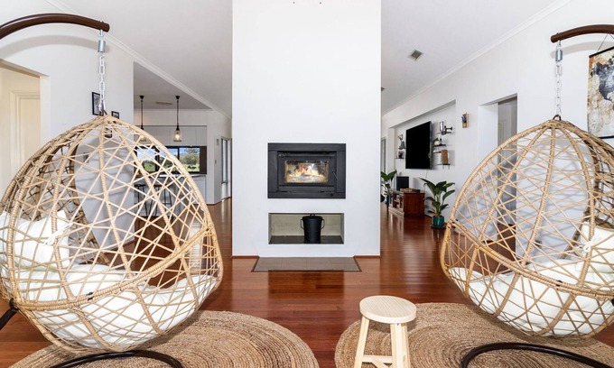 Bovell House | Charming Farm View House: Serene Countryside Retreat with Modern Comfort