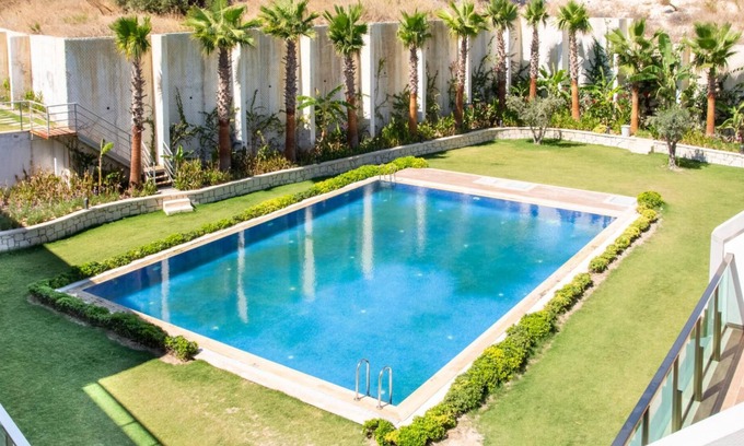 Cesme Apartment | Charming Flat near Sea with Shared Pool in Cesme