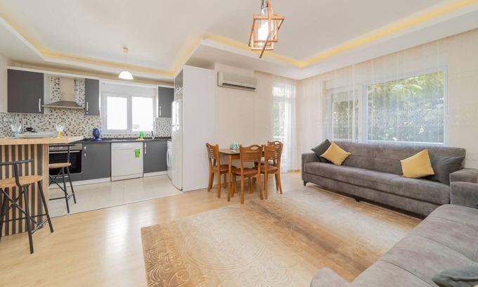 Konyaalti Apartment | Charming Flat w Balcony 5 min to Beach in Antalya