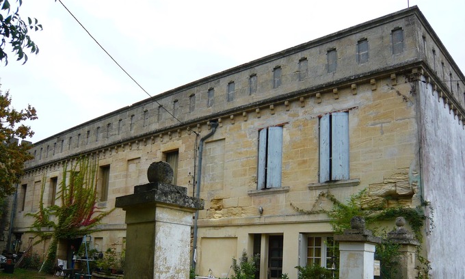 Bourg-sur-Gironde Apartment | Charming flat with terrace on an organic chateau property just outside Bordeaux