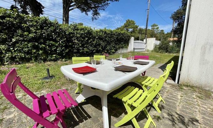 Domino House | Charming 2-Bedroom House Near Domino Beach with Garden, Parking, and Free WiFi