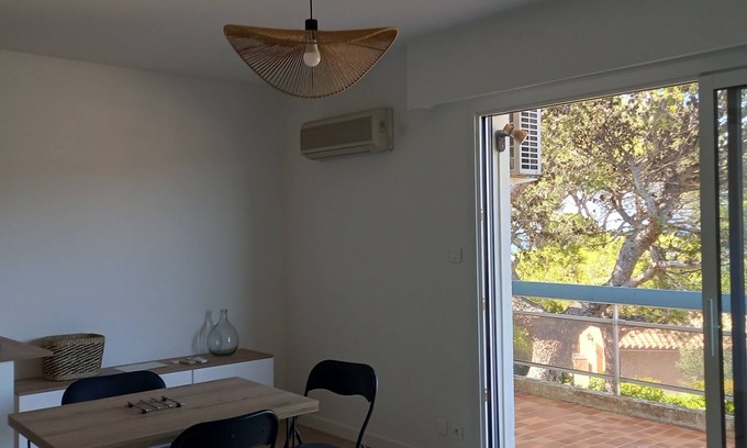 Saint-Mandrier-sur-Mer Apartment | Charming studio for 2 to 3 people, 5-minute walk from the beach.