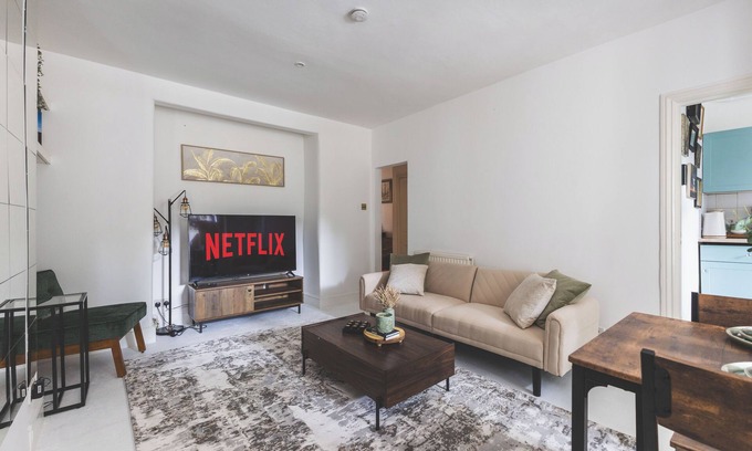 Avonmore and Brook Green Apartment | Charming Garden flat in Central London with FREE WiFi