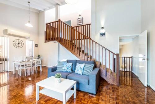 East Victoria Park House | Charming Getaway Steps from Attractions & Amenities