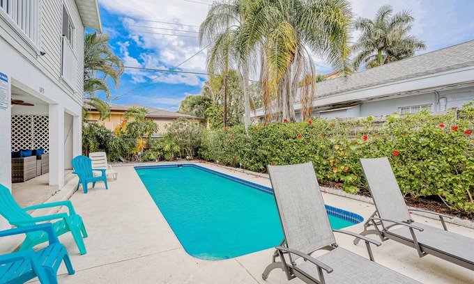 Siesta Key House | Charming getaway with a pool, WiFi, washer/dryers & two full kitchens