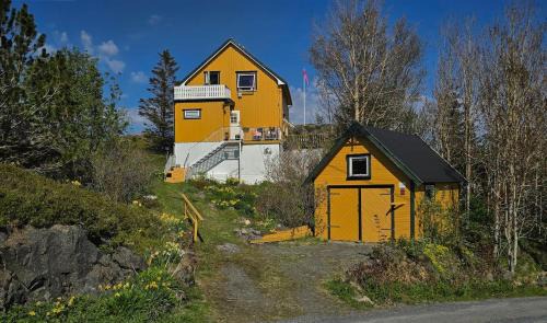Sørvagen House | Charming golden cabin with breathtaking sea views