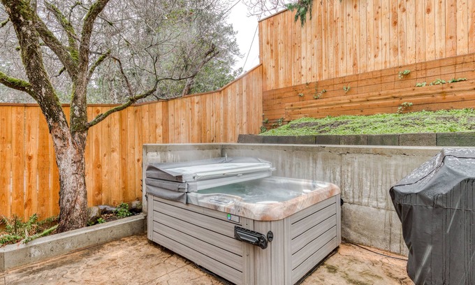 Hood River House | Charming guest suite in the heart of downtown with hot tub & large patio