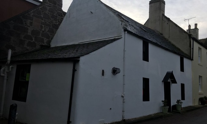 Stonehaven Cabin | CHARMING HARBOUR SIDE COTTAGE AT THE FOOT OF DUNNOTTER CASTLE