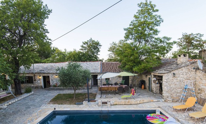 Benkovac House | Charming Holiday Home in Bukovic with Pool