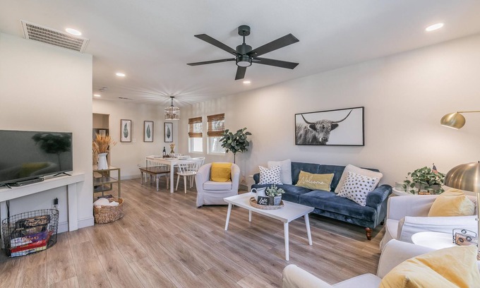 Crestline Area House | Charming Home Near Dickies+Free Biweekly Clean+KING Bed+Fully Furnished