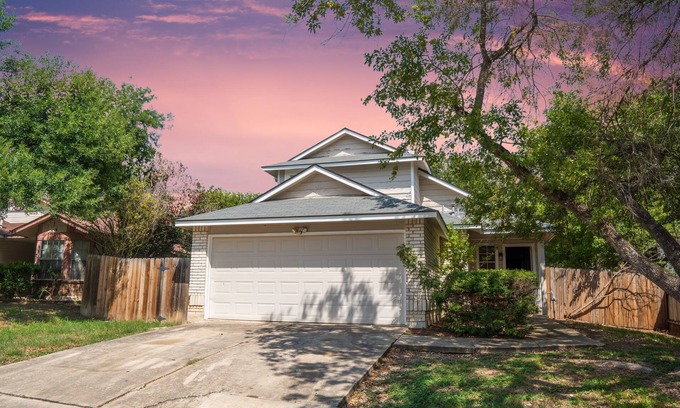 Converse House | Charming Home Near Lake, not far from Riverwalk, Shopping & SA Attractions!