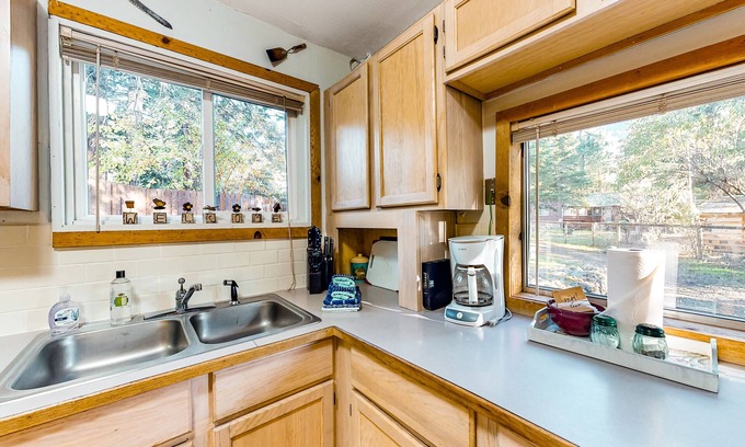Enterprise Cabin | Charming Home Near the Lake w/Free WiFi