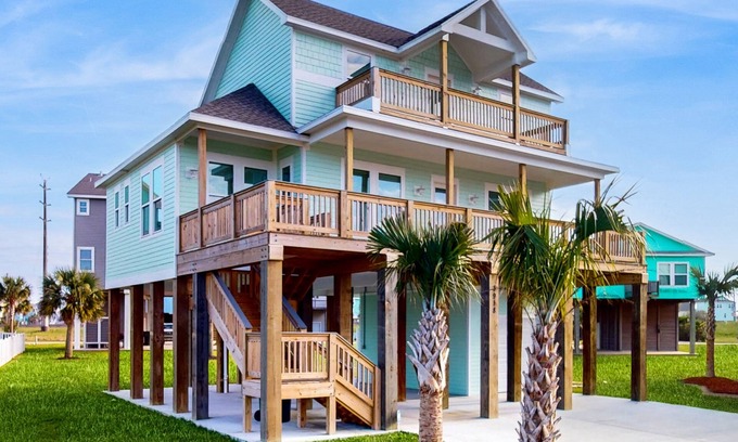 Pointe San Luis House | Charming home w/shared pool, nearby beach, & covered patio with bay views