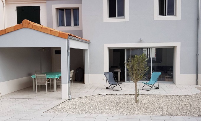 Port District House | Charming house 8p. 5min (400m) from the sea with heated pool