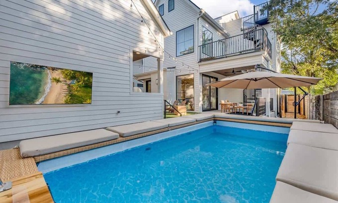 Foster Heights House | Charming House with 6 Bedrooms and a Pool | ATX