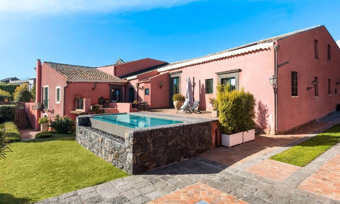 Viagrande House | Charming house with pool in Viagrande