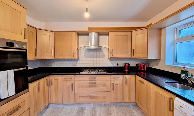 Hillingdon House | Charming House With Private Garden