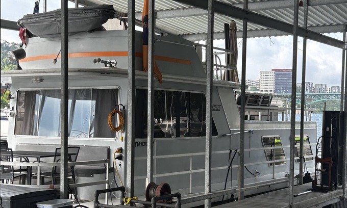 Downtown Knoxville Boat Rental | Charming houseboat with 2+ bedrooms, awesome riverfront location in Knoxvillen