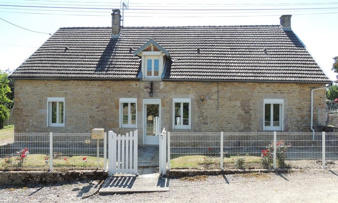 Commarin House | Charming individual house 170 m², enclosed garden, view of rolling Auxois hills.