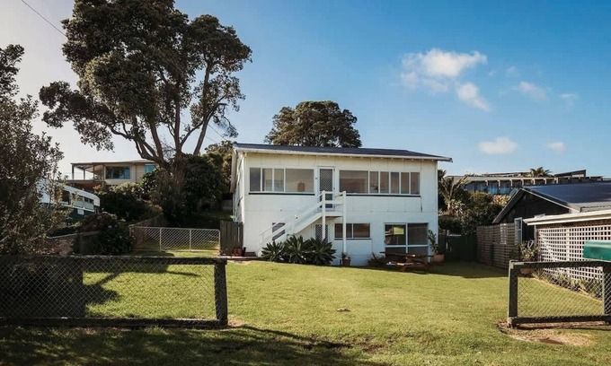 Oakura Villa | Charming Kiwi Bach by Oakura Beach