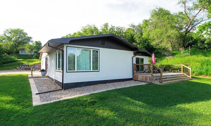 Yankton House | Charming Lake House within Walking Distance from Lake