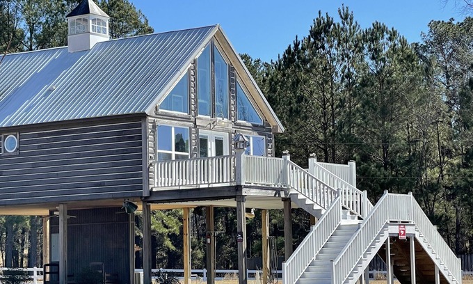 Homer Cabin | Charming Lakefront Retreat – Cozy, Quiet, and Perfect for relaxation.